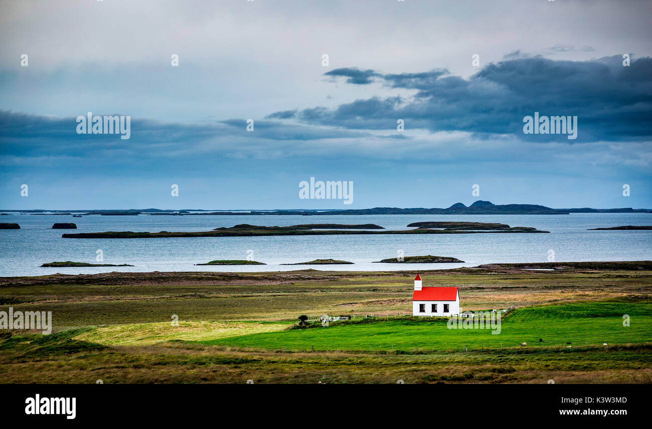 Island, Westfjorde und einsame Kirche in die grüne Landschaft Stockfoto