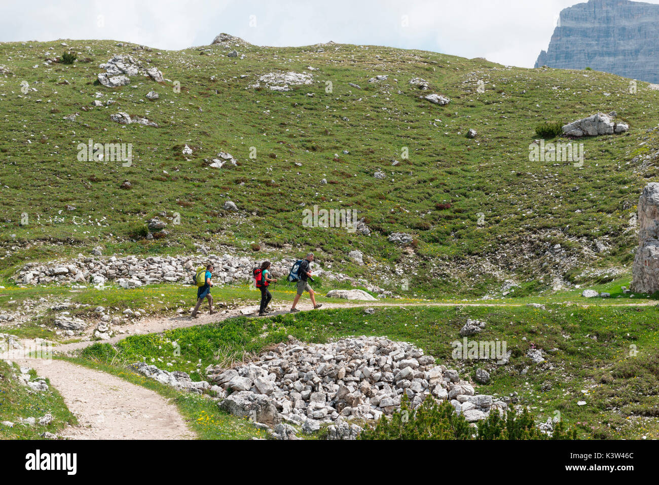 Europa, Italien, Dolomiten, Provinz Bozen. Tre Cime di Lavaredo. Wanderer in Richtung Locatelli Zuflucht. Stockfoto