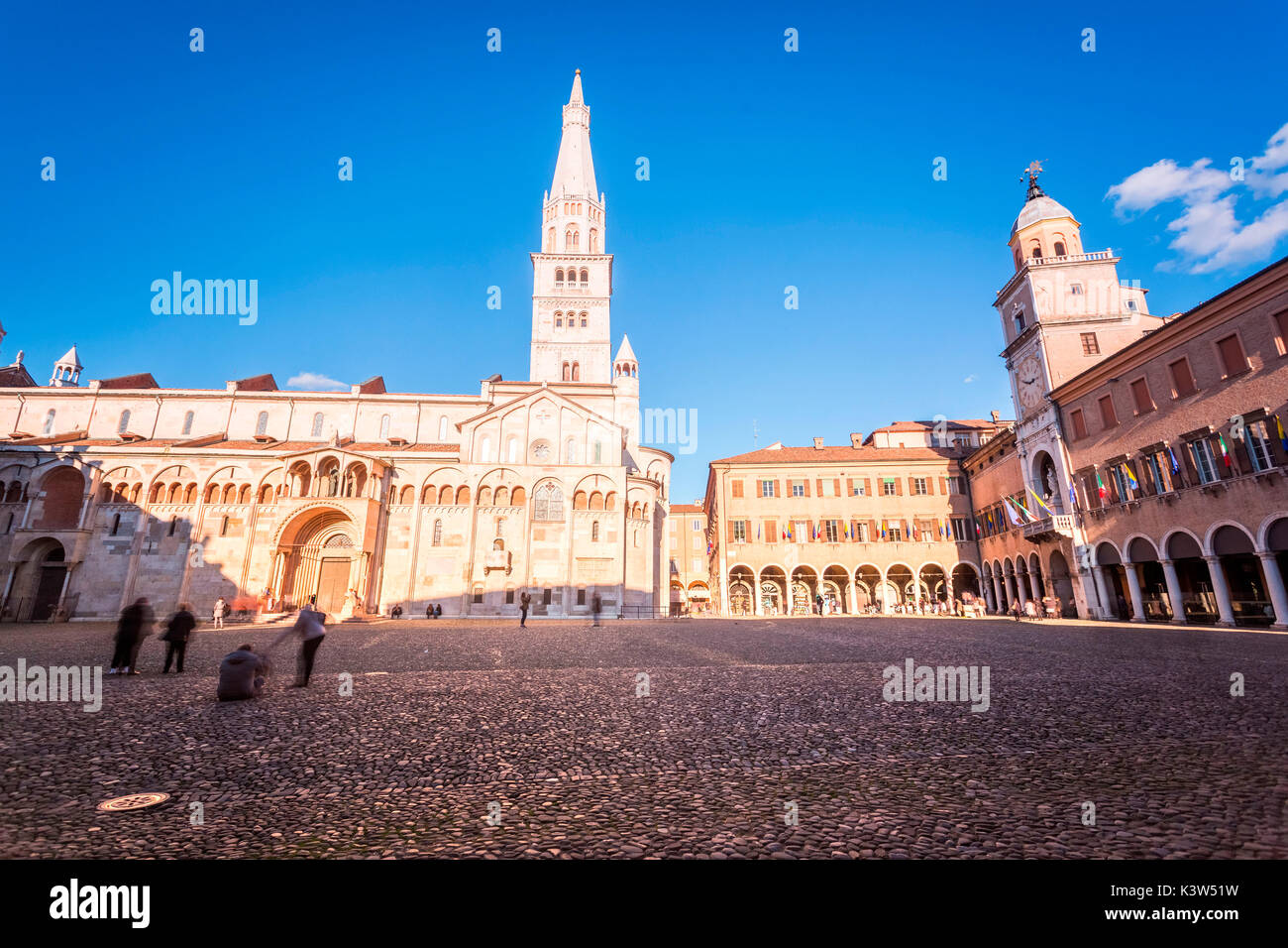 Modena, Emilia Romagna, Italien. Piazza Grande und Dom bei Sonnenuntergang. Stockfoto