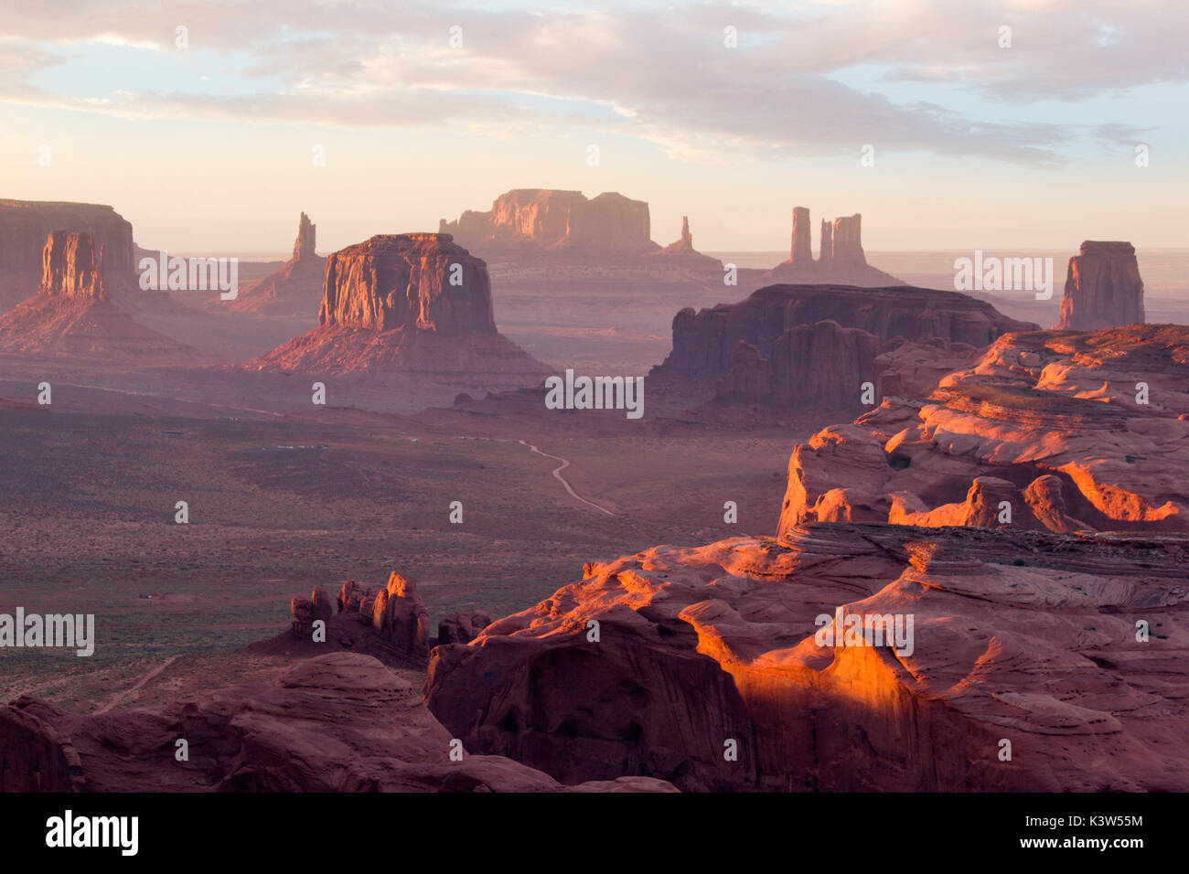 Utah - Grenze Ariziona, Panorama des Monument Valley aus einem entfernten Standpunkt, bekannt als The Hunt Mesa Stockfoto