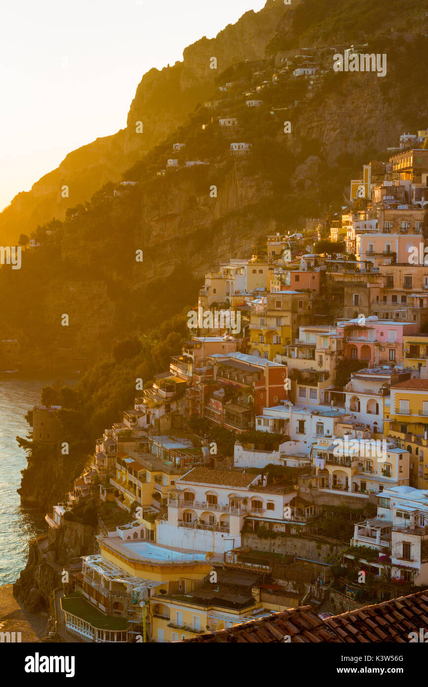 Positano, Kampanien, Amalfiküste, Italien. Sonnenuntergang. Stockfoto