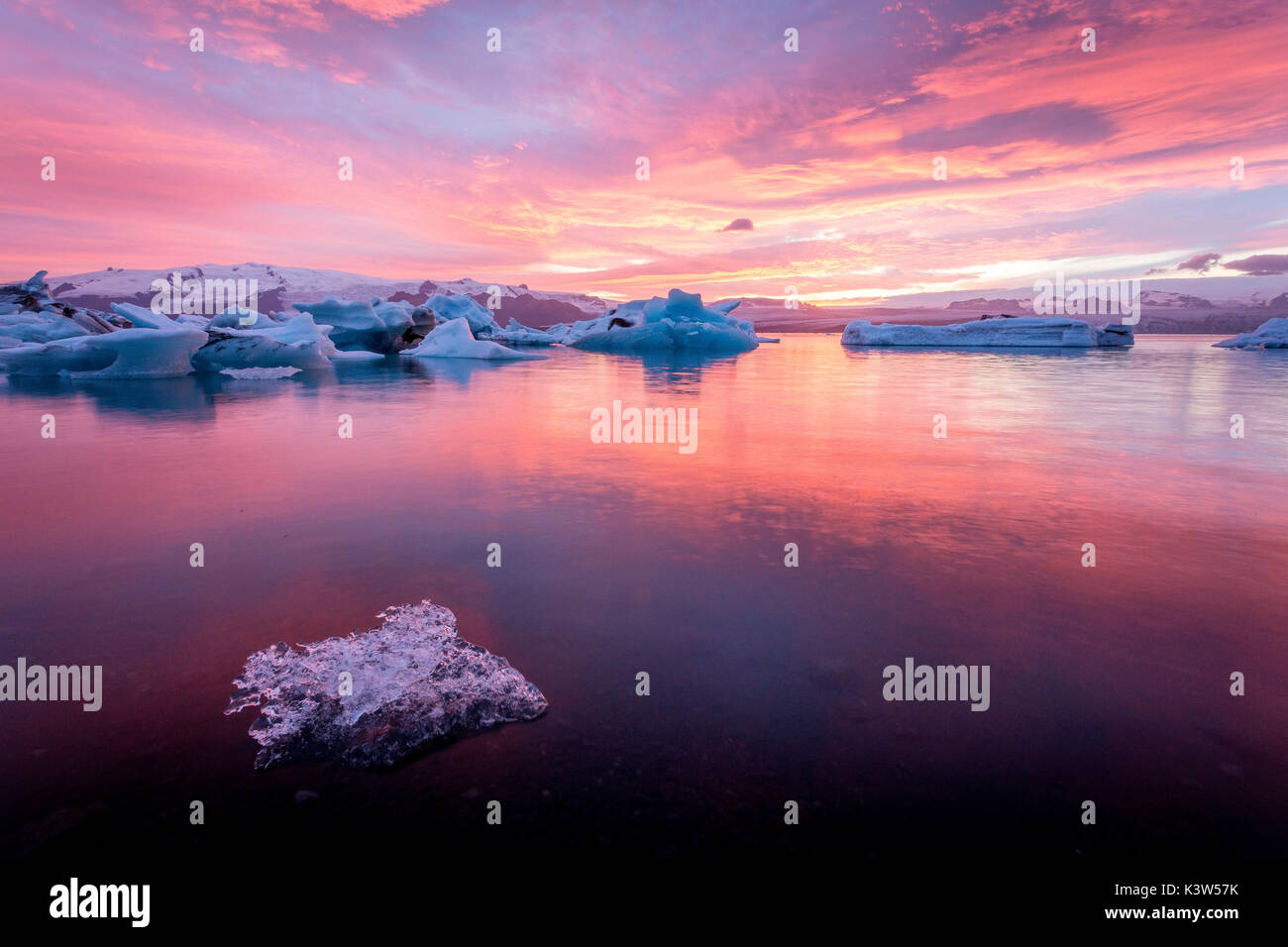 Island, Gletscherlagune Jökulsárlón nach einem atemberaubenden Sonnenuntergang Stockfoto