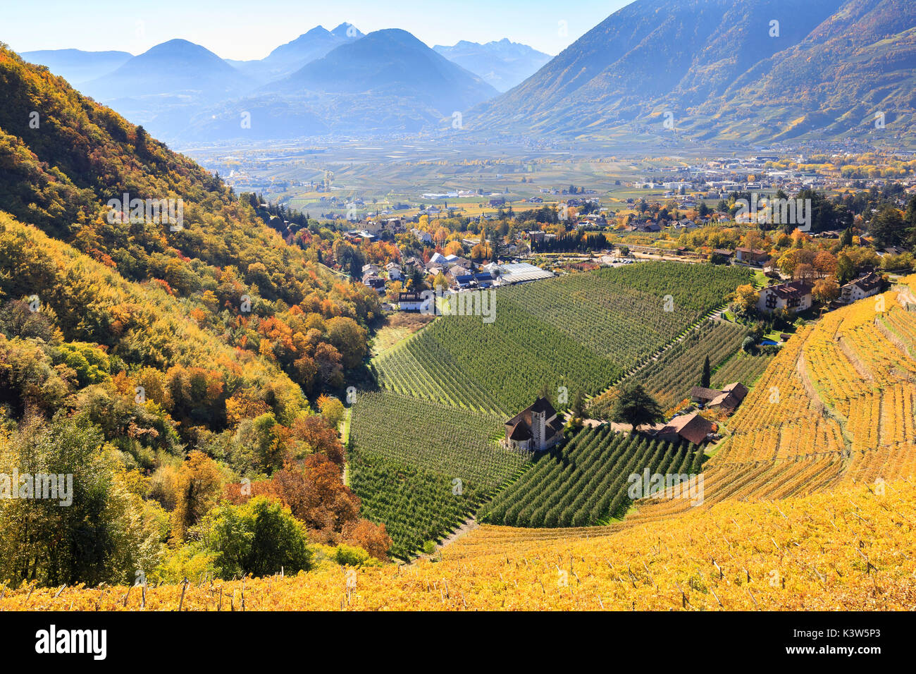 Blick Richtung St. Valentin Kirche und Schloss Trauttmansdorf von Weinbergen. St. Valentin Kirche bei Labers, Meran, Vinschgau, Alto Adige/Südtirol, Italien, Europa Stockfoto