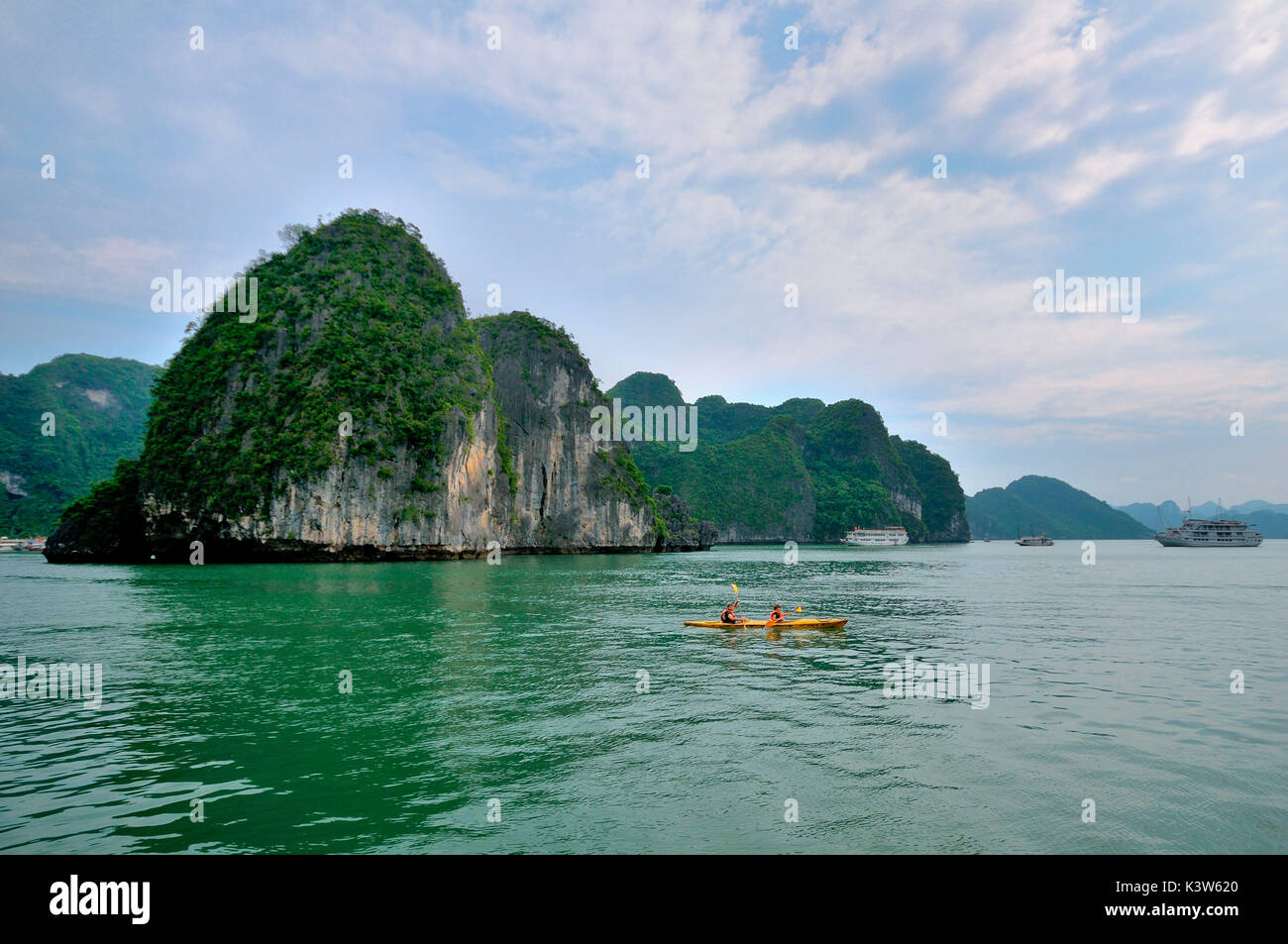 Vietnam, Halong Bay. Menschen, die die Bucht Ausflüge mit dem Kajak in einem wunderschönen Sommertag Stockfoto