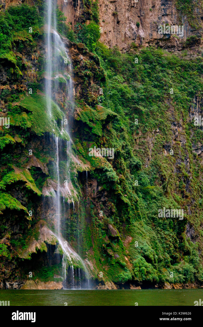 Wasserfall im Sumidero Canyon, in der Nähe von Tuxtla Gutiérrez in Chiapas, Mexiko. Stockfoto