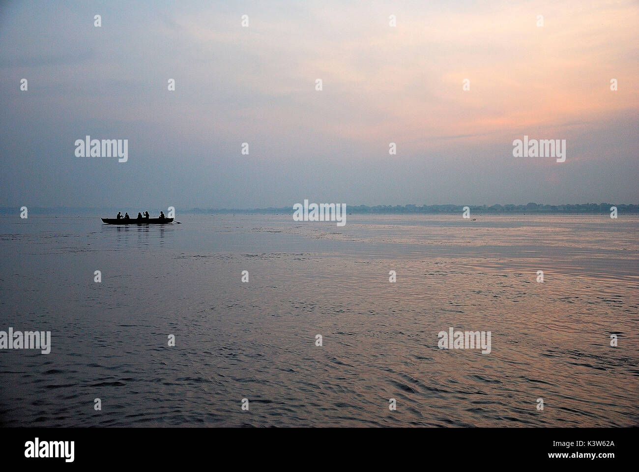 Gange, Varanasi, Indien. Den Sonnenaufgang im heiligen Wasser des großen Gange. Stockfoto
