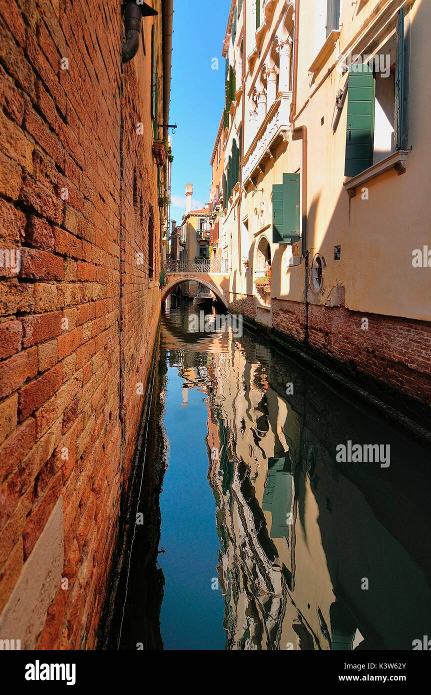 Gewässer in einem Canale di Venedig, Italien Stockfoto