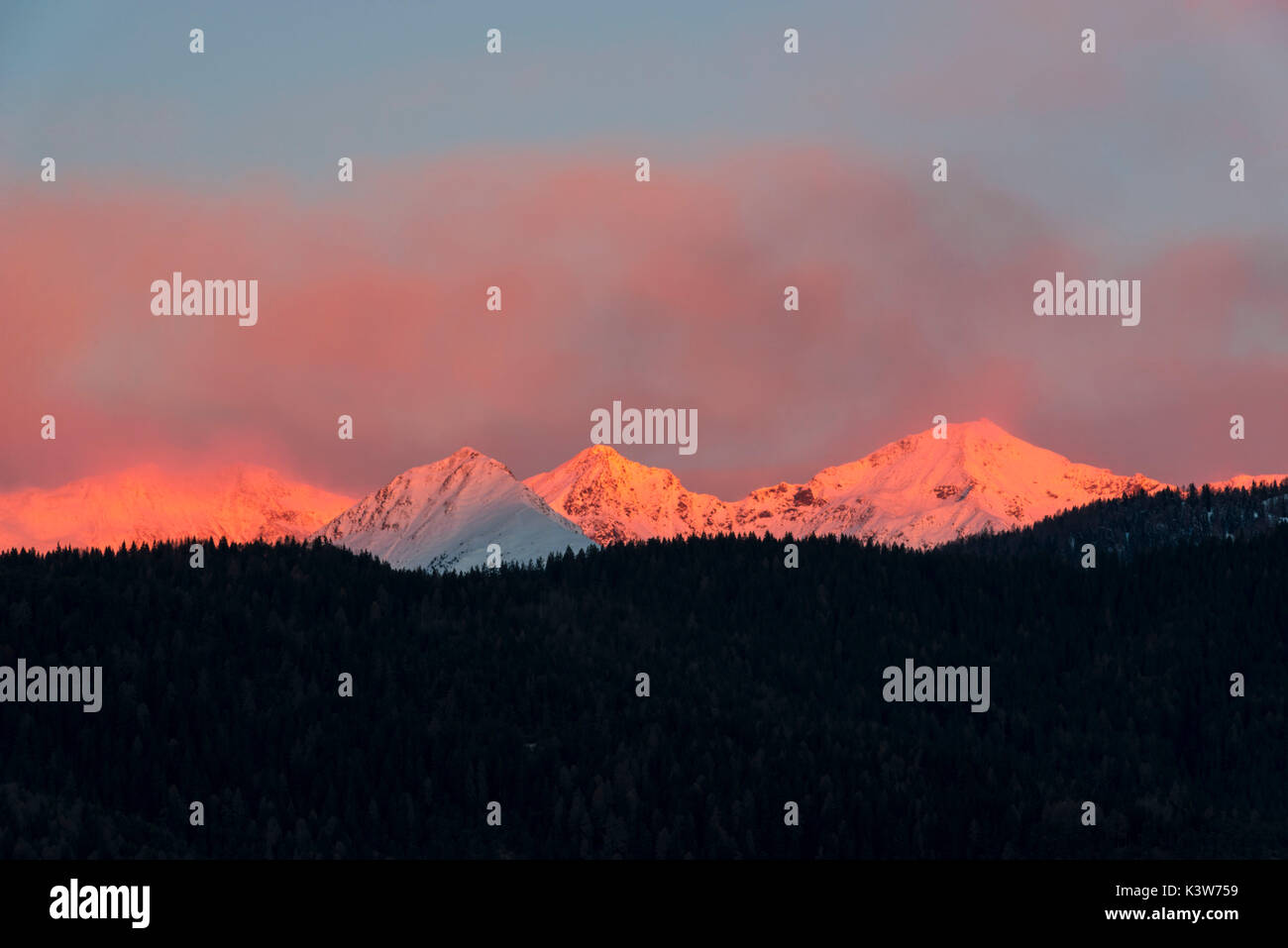 Italien, Trentino Alto Adige, Nonstal, Dawn auf Maddale Gruppe in einem Wintertag. Stockfoto