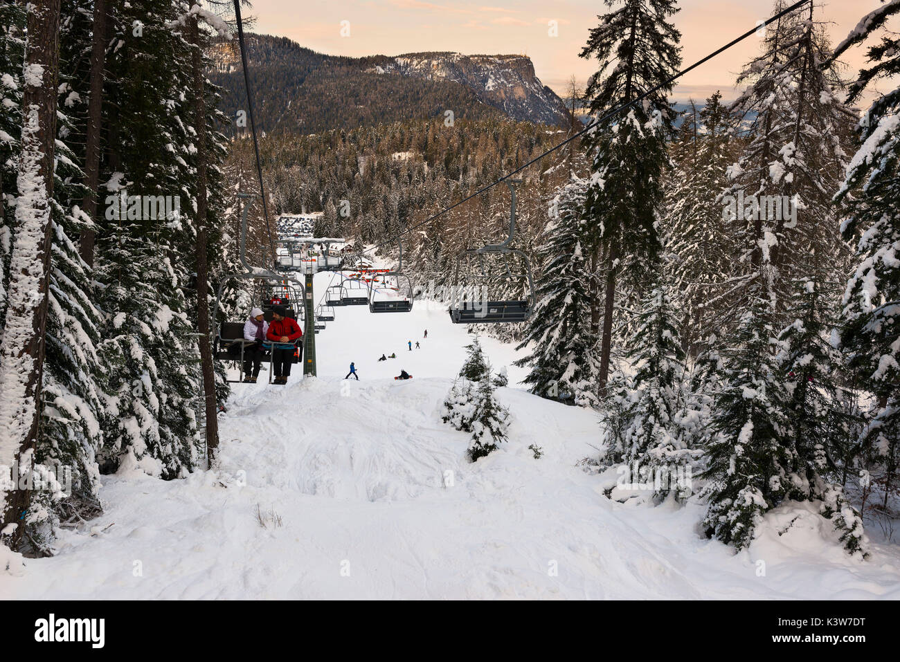 Italien, Trentino Alto Adige, Nonstal, Wanderer auf dem Sessellift Landschaft im Winter. Stockfoto