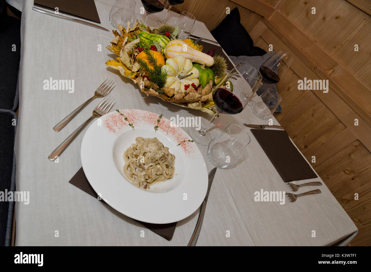Tagliatelle mit Steinpilzen ist ein typisches Gericht, Dolomiten, Italien. Stockfoto