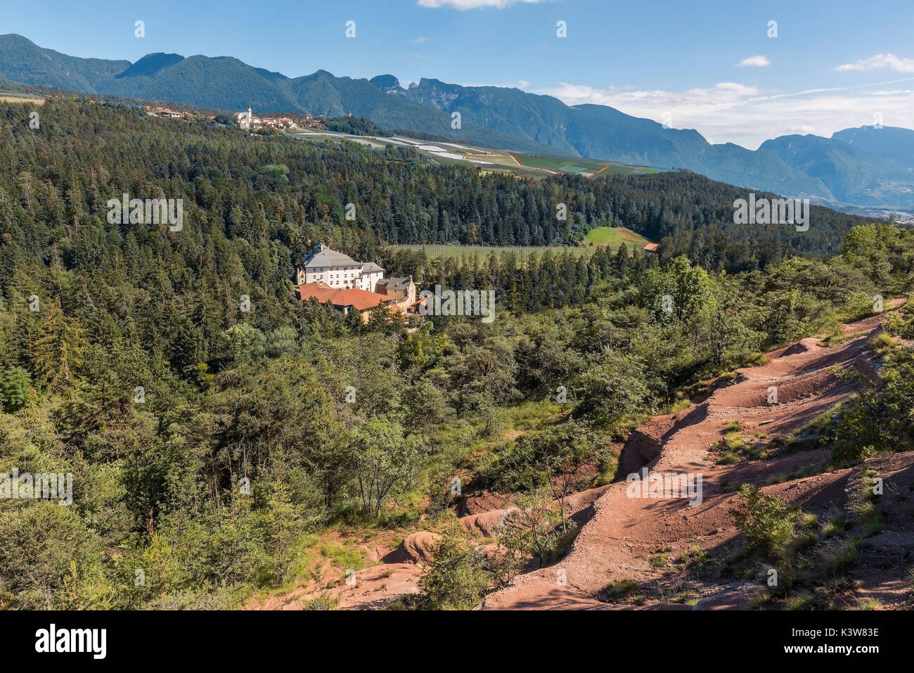 Italien, Trentino Alto Adige, Nonstal, Bragher Schloss siehe von roten Felsen. Stockfoto