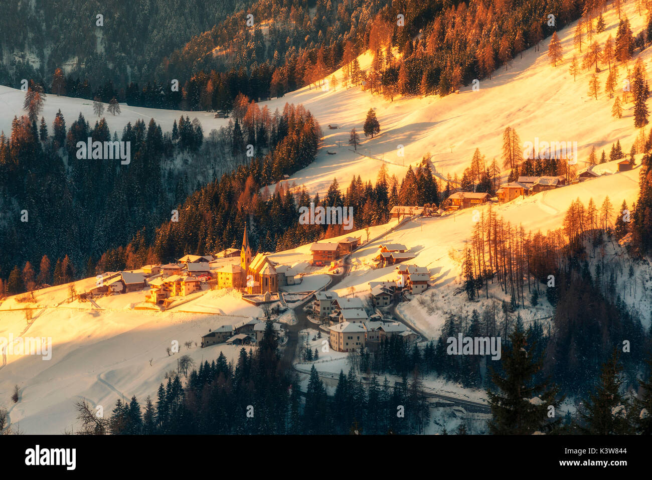 Winter Dawn auf lauregno, ist ein wenig Alpenstadt, Nonstal, Trentino Alto Adige, Italien Stockfoto