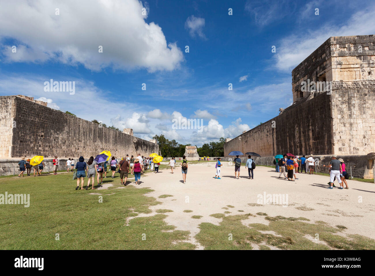 Der große Ball Court, archäologischen Ausgrabungsstätten Chichen Itza, Yucatan, Mexiko. Stockfoto