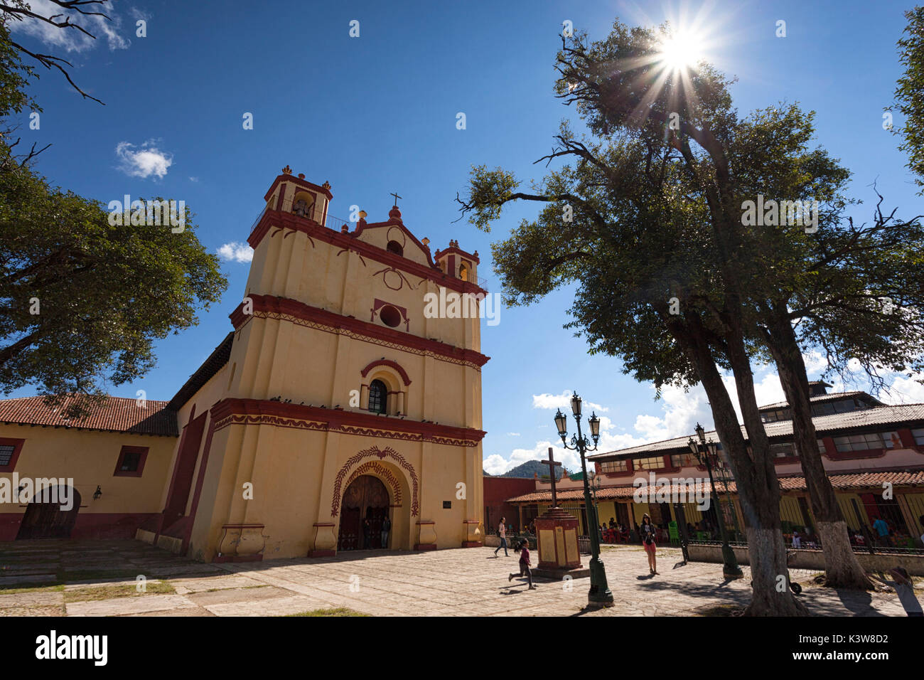 Die Kirche San Francisco, San Cristobal de las Casas, Chiapas, Mexiko. Stockfoto