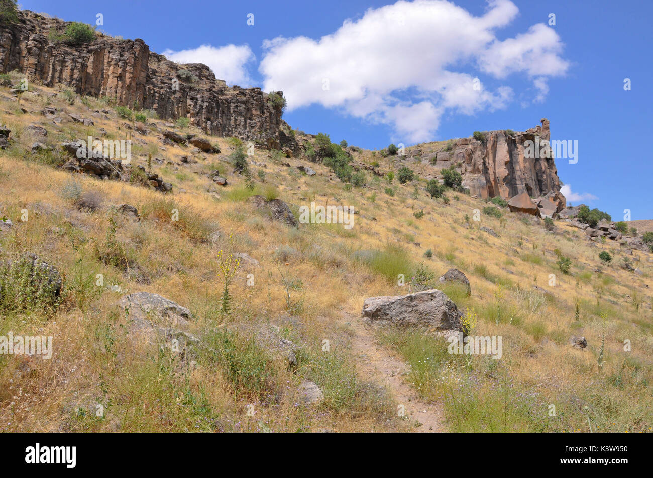 Die Ihlara Tal in der Türkei, in Kappadokia, ist 14 km von Ihlara, Salime. Dieses Tal ist Tiefe 100-150m und entlang gibt es Gräber, Kirchen und Schutzhütten in den Fels gegraben. Stockfoto