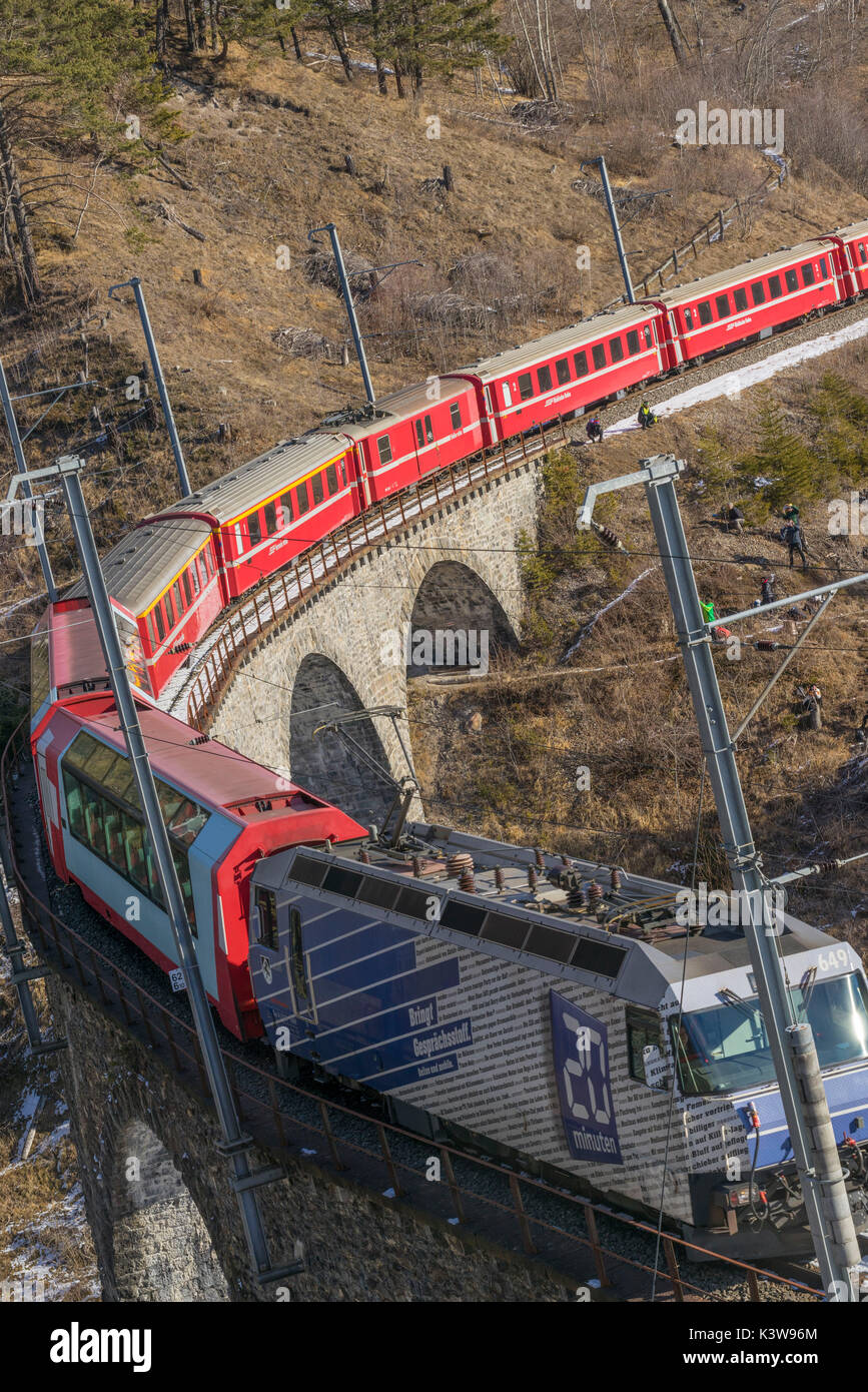 Filisur, Schweiz. Der rote Zug weg laufen auf dem Viadukt. Stockfoto