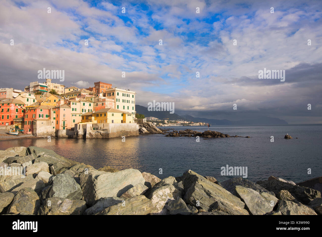 Anzeigen von Boccadasse, Genua, in einen schönen Tag. Dieser Teil der Stadt ist sehr schön, alt und Ausflugsziel für Ausländer. Stockfoto