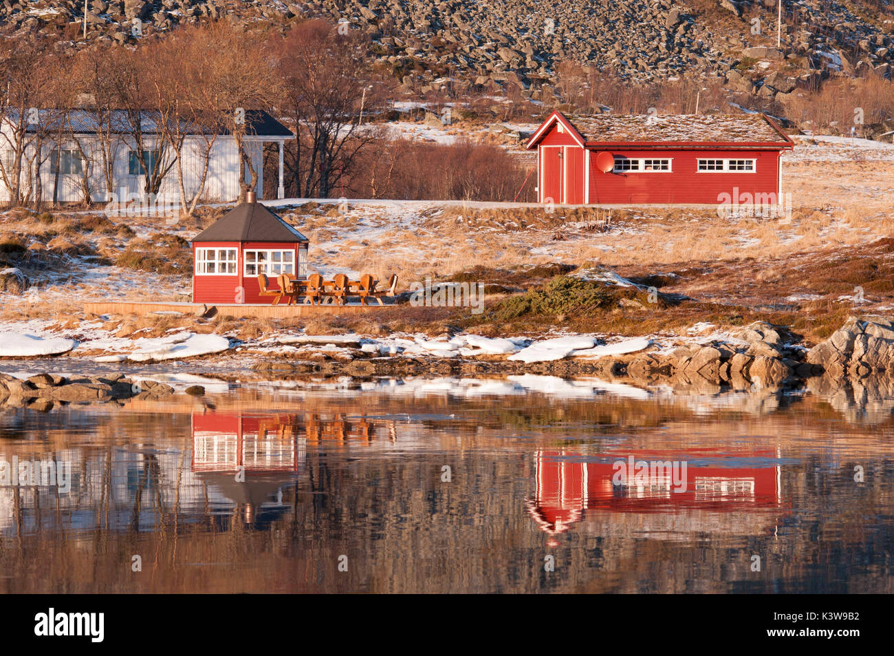 Einige rorbuer spiegelt sich auf dem Wasser des in der Nähe von Fjord in die Lofoten, Norwegen. Stockfoto