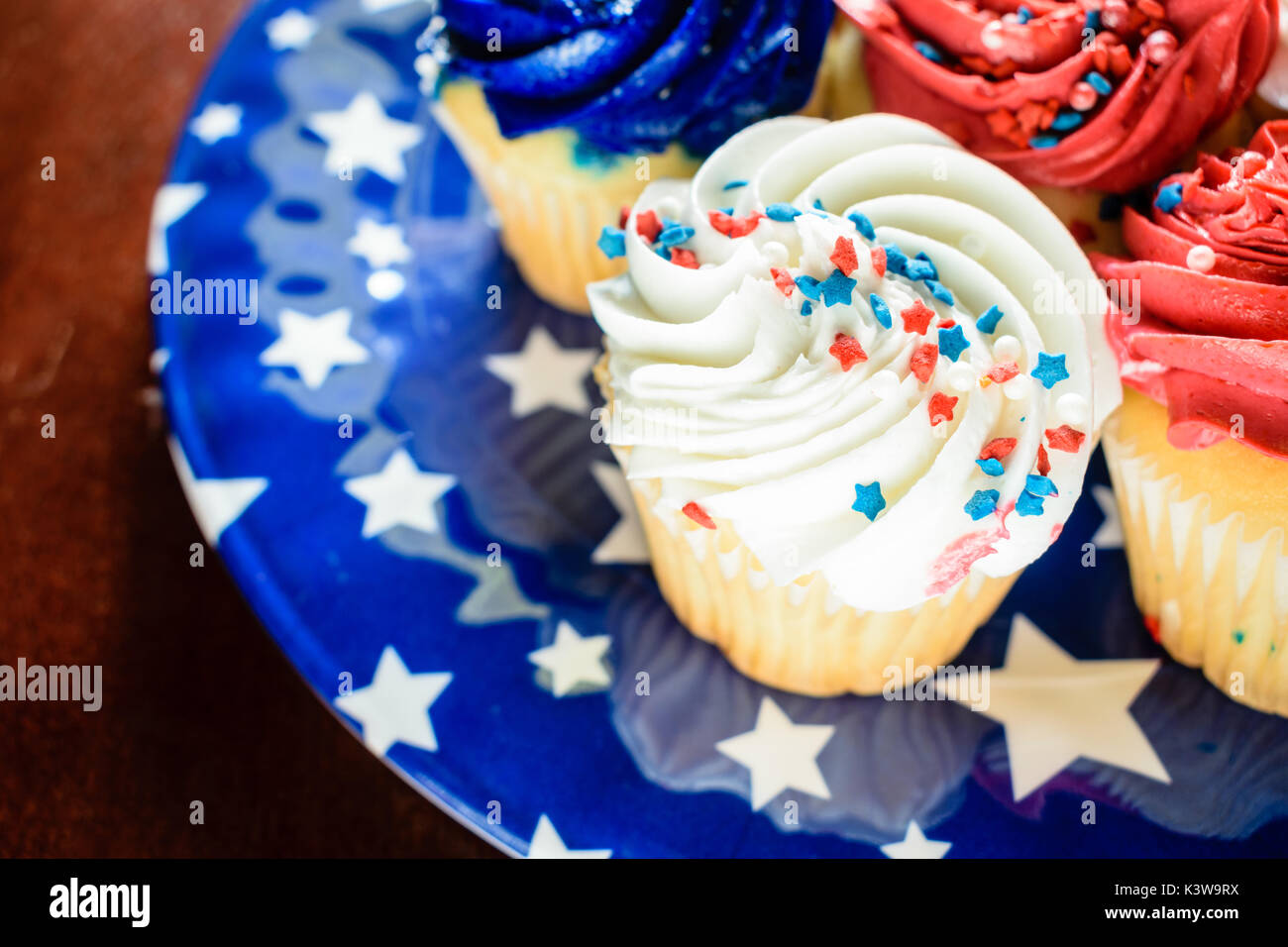 Multicolor Cupcakes auf einem blauen Schild-Konzept Stockfoto