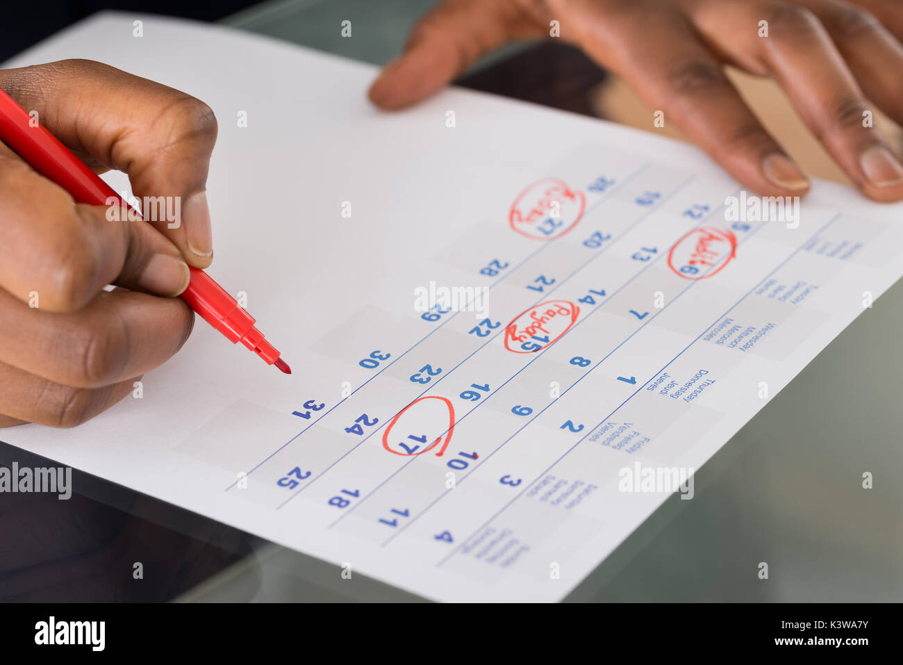 Person Kreisen wichtige Datum im Kalender mit roter Markierung Stockfoto