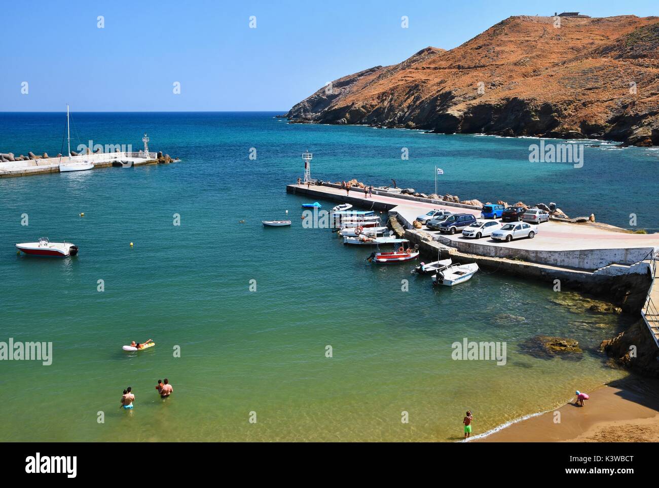 Traditionelle wunderschöne griechische Dorf von Panormos auf der Insel Kreta. Sommer Hintergrund für Reisen und Urlaub. Stockfoto