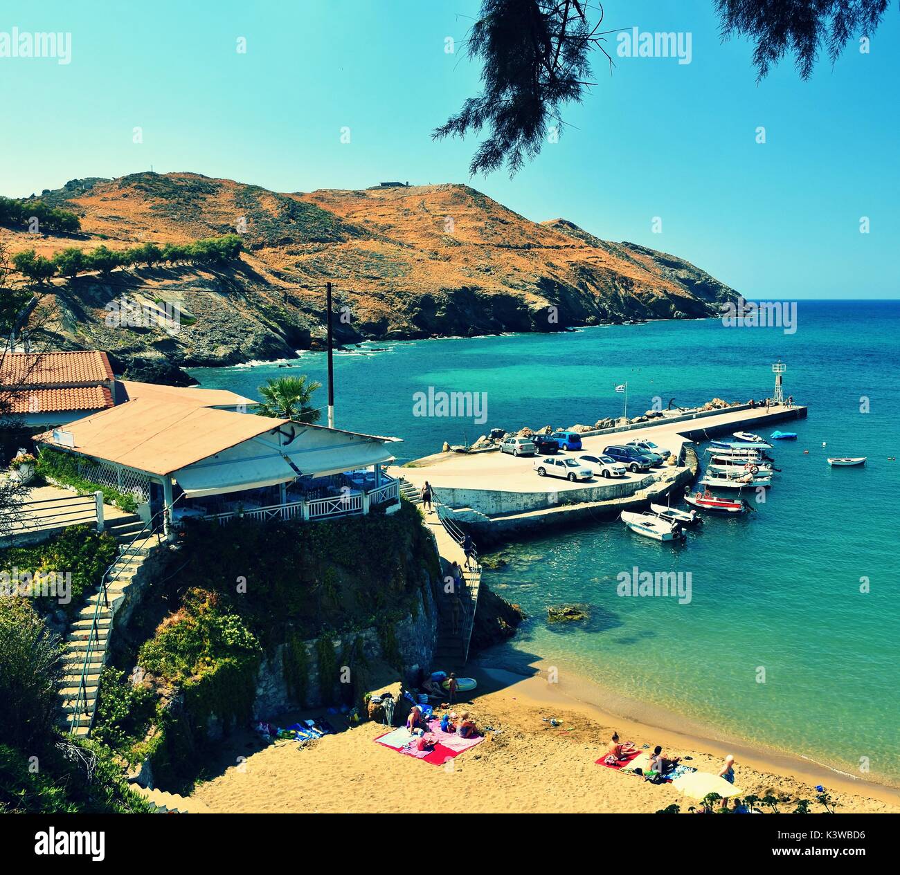 Traditionelle wunderschöne griechische Dorf von Panormos auf der Insel Kreta. Sommer Hintergrund für Reisen und Urlaub. Stockfoto