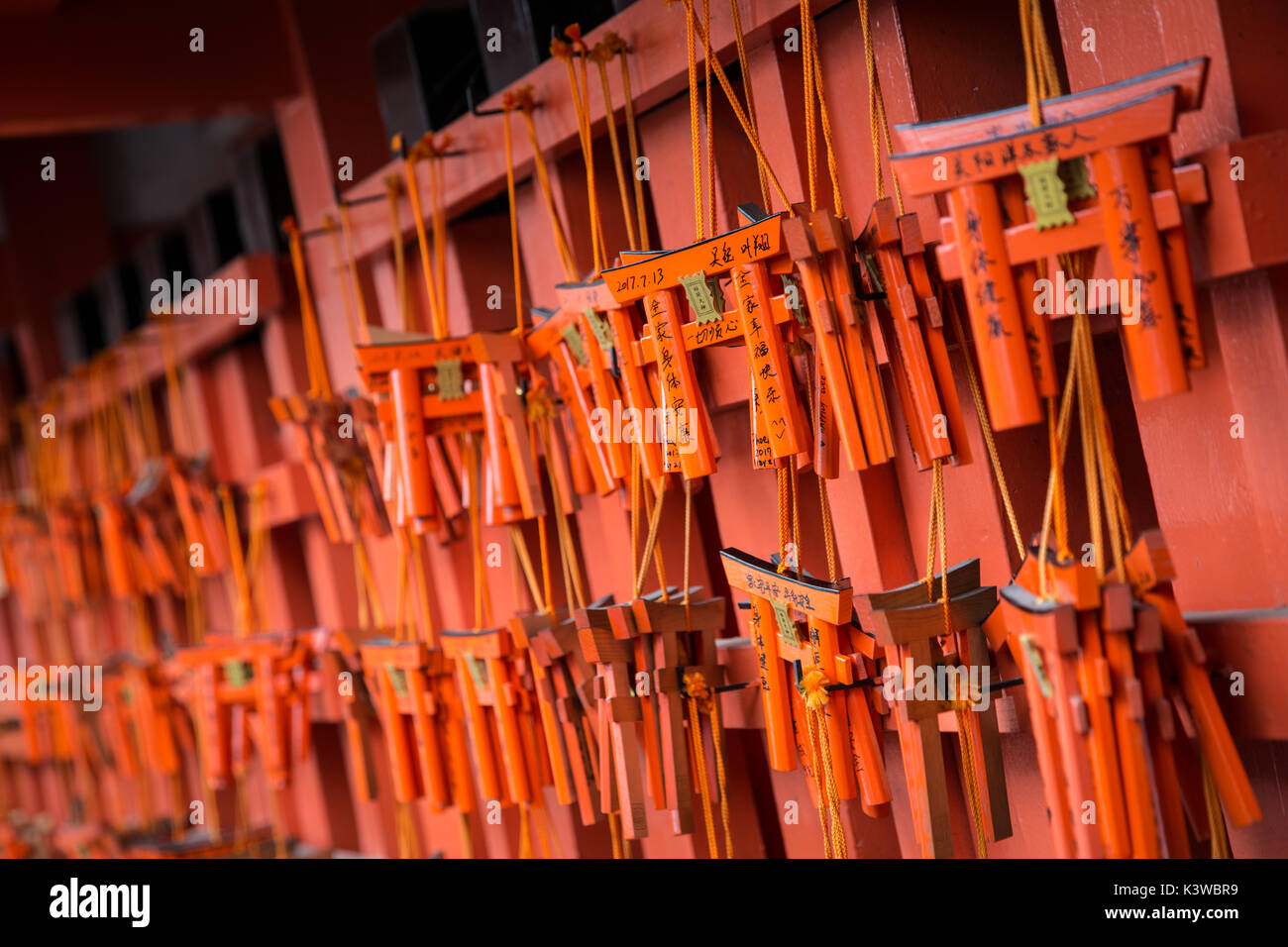 Fushimi Inari Schrein ist ein wichtiger Shinto Schrein im Süden von Kyoto. Es ist berühmt für seine Tausende von Vermilion torii Tore. Stockfoto