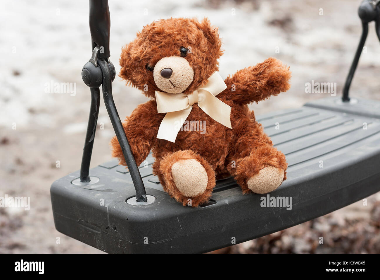 Braun Teddy Bär auf Schaukel Stockfotografie - Alamy