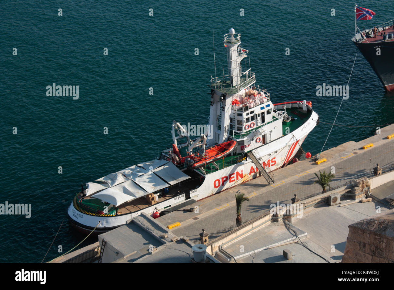Die Rettung Schiff mit offenen Armen, von der Spanischen NRO Proactiva offenen Armen betrieben, in Maltas Grand Harbour Stockfoto