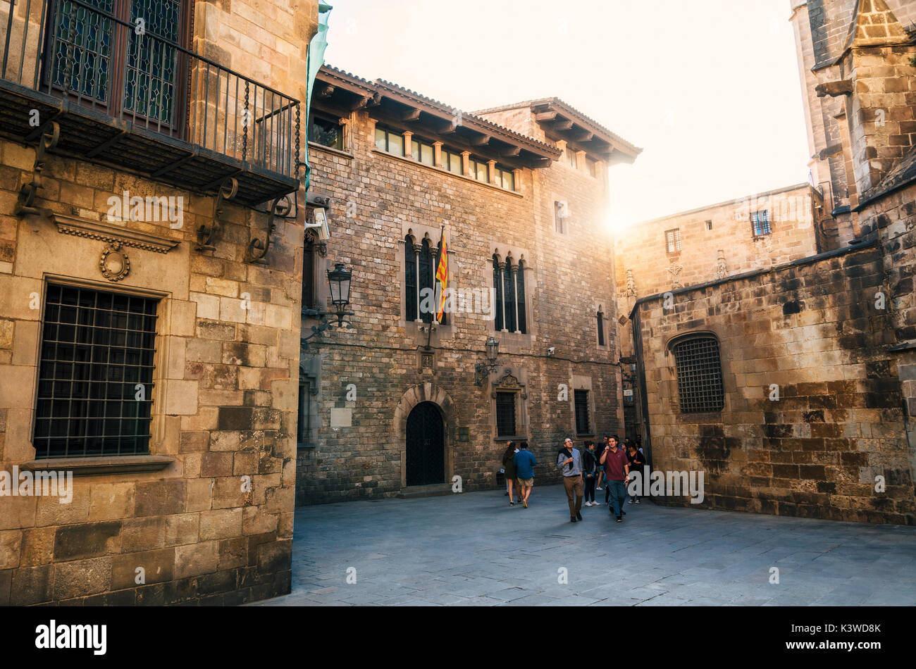 Barcelona, Katalonien, Spanien - 29. Mai 2015: Touristische Spaziergang im Gotischen Viertel von Barcelona im Sommer bei Sonnenuntergang. Über die Carrer del Paradis Straße ein Stockfoto