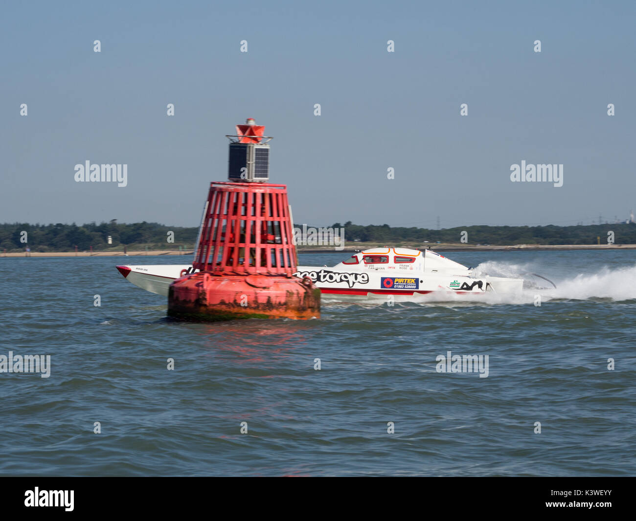 Vintage Drehmoment Schnellboot auf dem Wasser Solent Sieger Power Boat Race Cowes Cowes Poole 2017 Fahrer Frank Rose und Vahid Ganjavian 69 Stockfoto