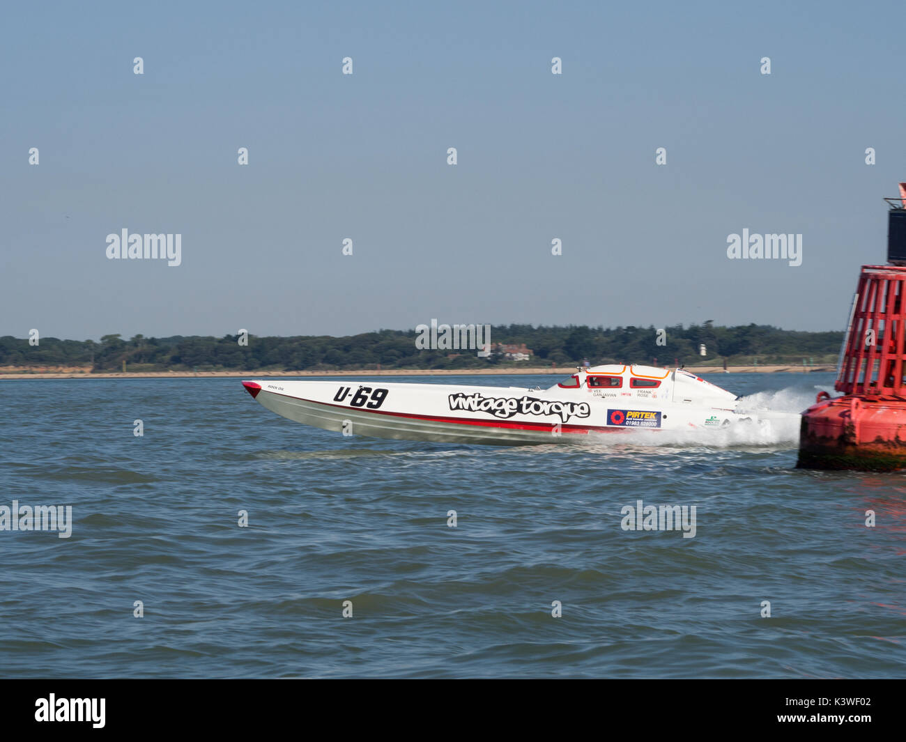 Vintage Drehmoment Schnellboot auf dem Wasser Solent Sieger Power Boat Race Cowes Cowes Poole 2017 Fahrer Frank Rose und Vahid Ganjavian 69 Stockfoto