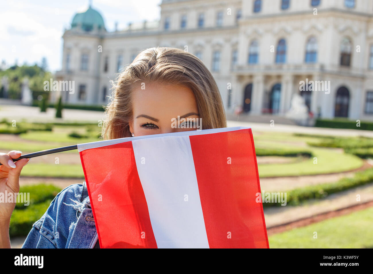 Junge Frau mit der österreichischen Flagge in Wien, Österreich Stockfoto