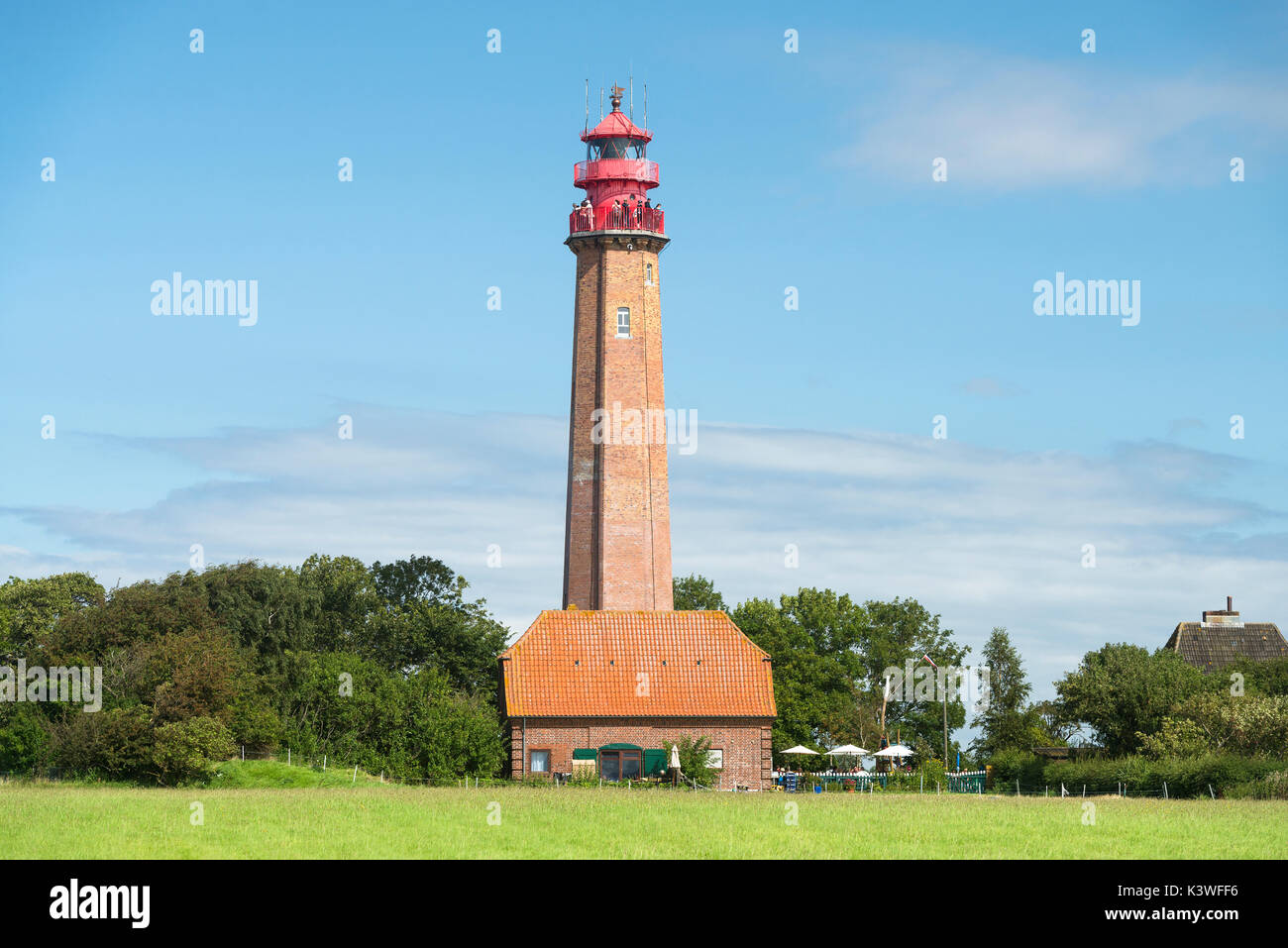 Der Leuchtturm Flügge am Flügger Strand auf der Insel Fehmarn im Sommer