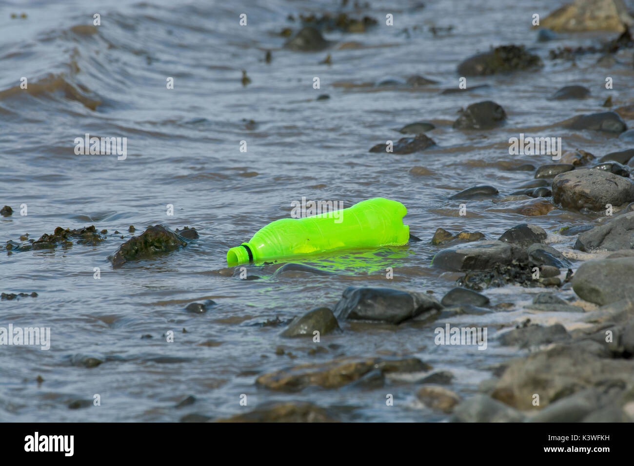 Plastikflasche gewaschen oben am Strand in Lancashire Stockfoto