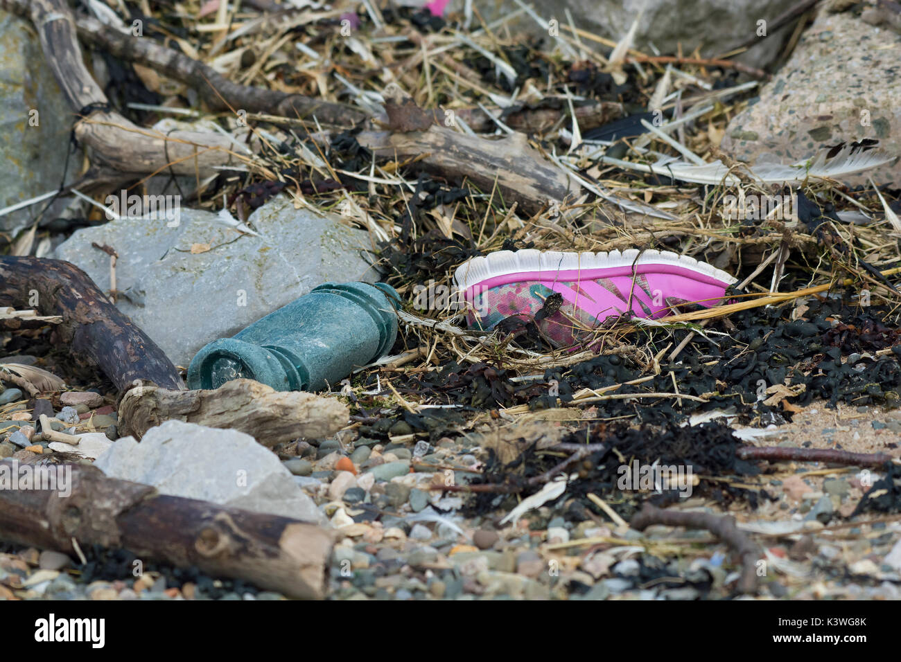 Plastikmüll gewaschen oben am Strand in Lancashire Stockfoto