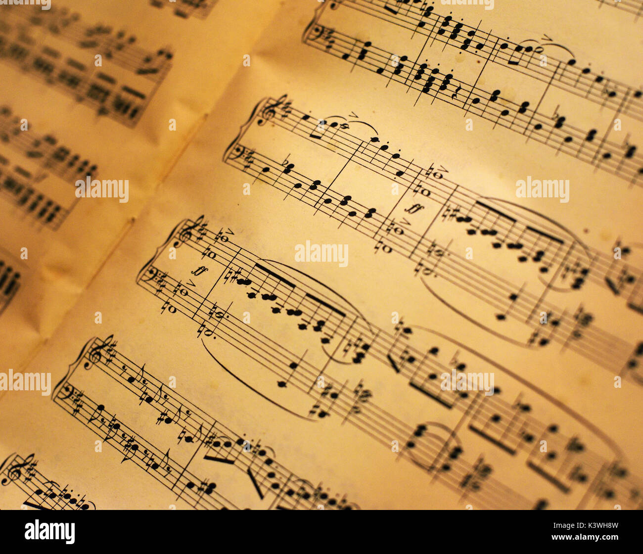 Alte Musik Blätter Hintergrund mit warmen Licht. Stockfoto