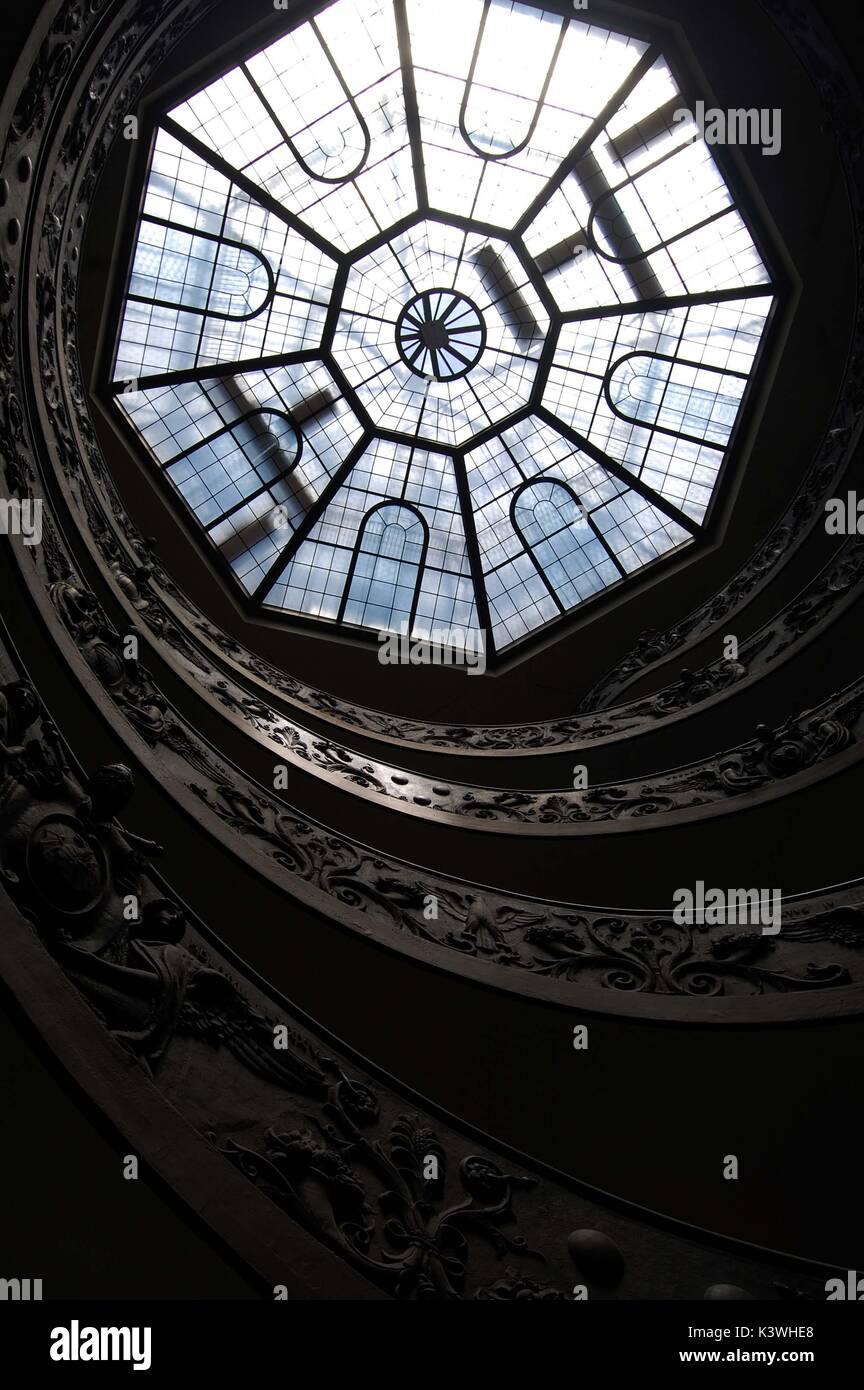 Die achteckige Glasdach Fenster oberhalb der Wendeltreppe, Vatikan, Rom, Italien Stockfoto