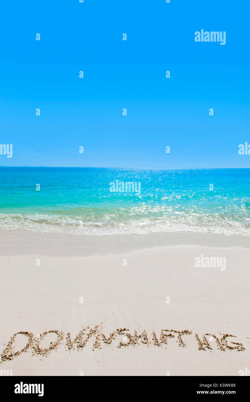 Herunterschalten Text auf weißem Sandstrand und Meer Stockfoto