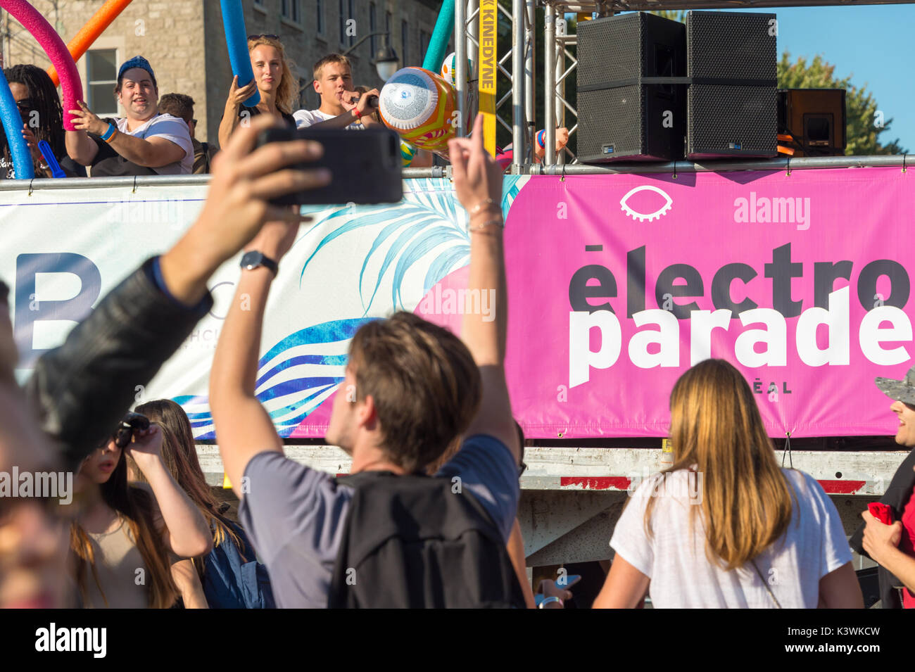 Montreal, Kanada - 2. September 2017: Techno Fans während des Electro Parade. Stockfoto