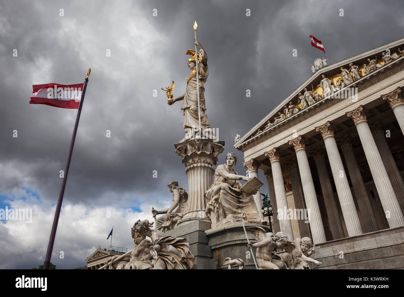 Österreich, Stadt Wien, die griechische Göttin Athene Statue - Pallas Athene Brunnen vor der Österreichischen Parlament Gebäude Stockfoto