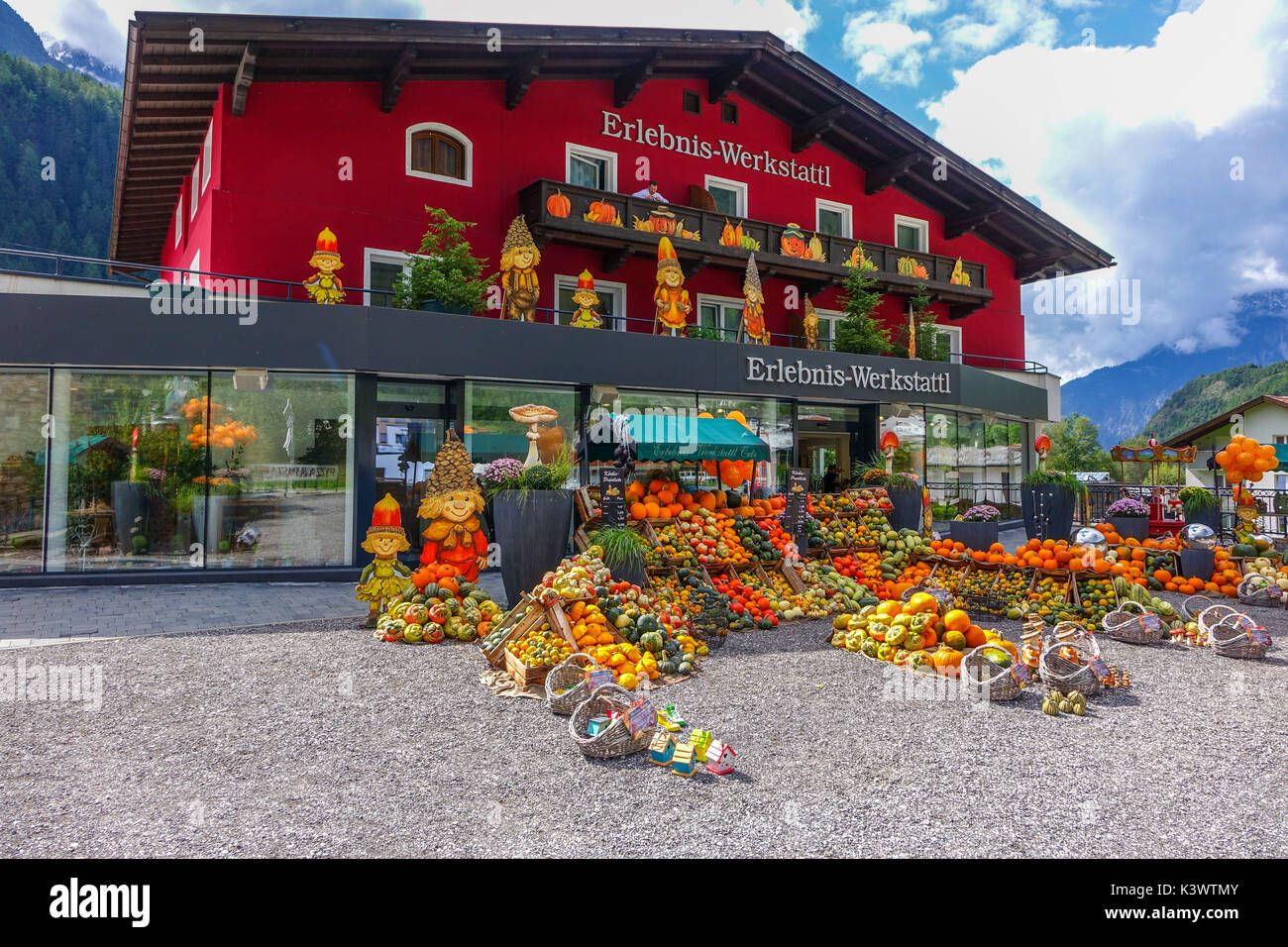 Farbenfrohe Kürbisse, pumkins und Squash außerhalb shjop in Oetz, Tirol, Österreich Stockfoto