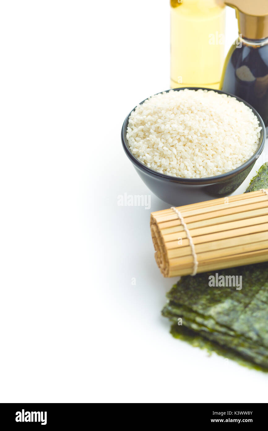Die sushi Zutat. Nori, Reis, Reis Essig und Sojasauce auf weißem Hintergrund. Stockfoto