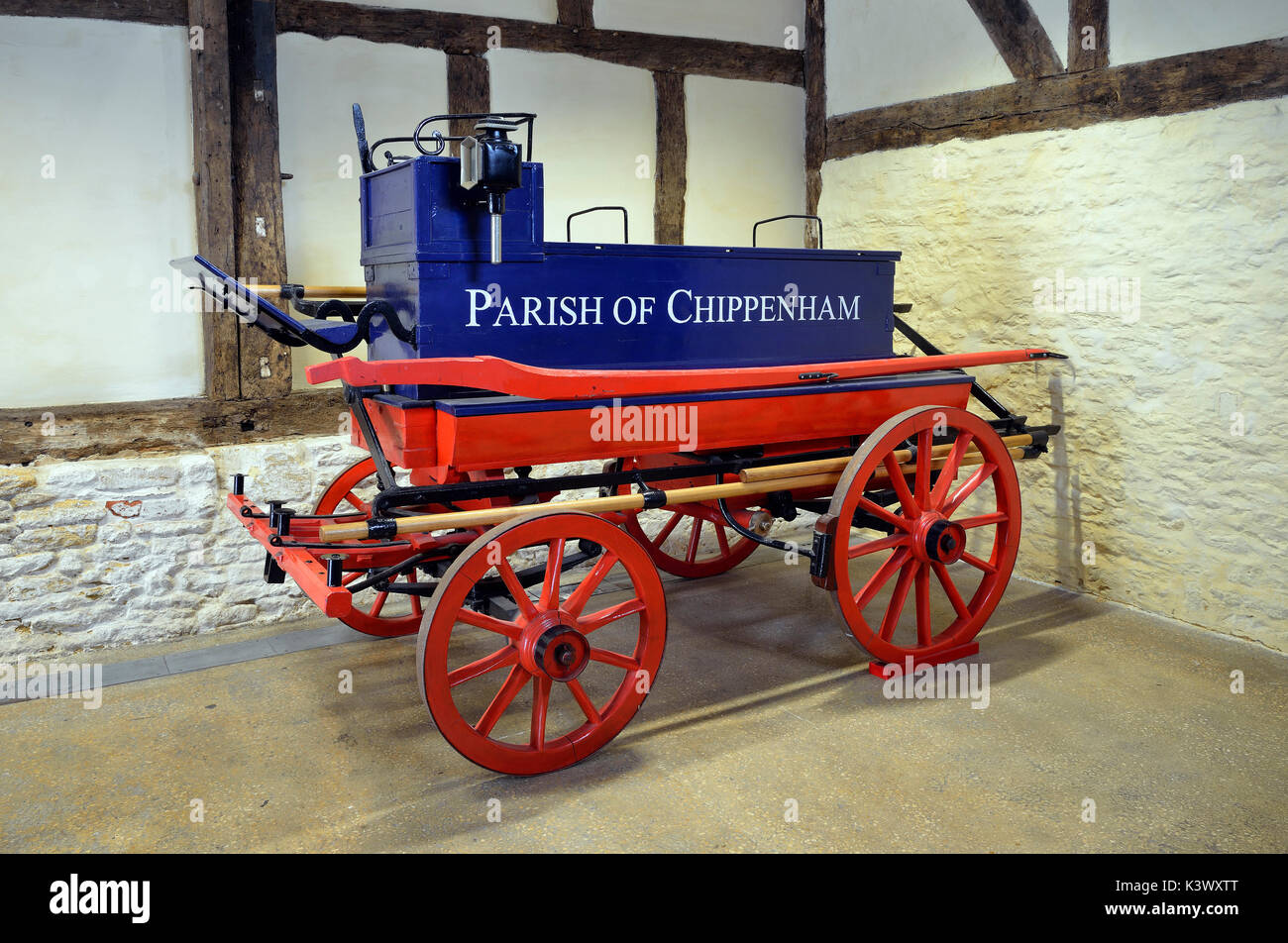1842 Merryweather Fire Engine im 15. Jahrhundert Yelde Hall, Chippenham, Wiltshire wiederhergestellt Stockfoto
