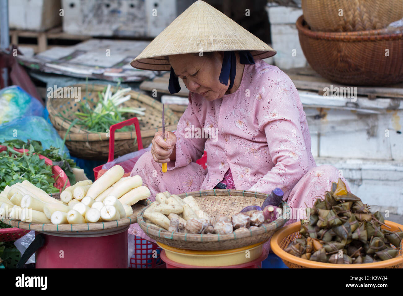 Saigon, Vietnam - Juni 2017: Frau Gemüse verkaufen auf Street Market, Saigon, Vietnam. Stockfoto
