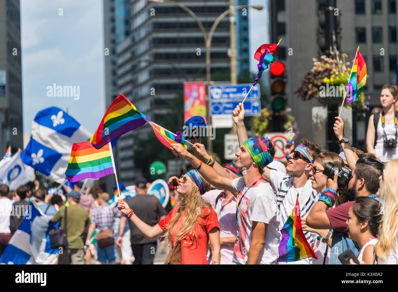 Montreal, Kanada - 20 August 2017: Zuschauer am Montreal Gay Pride Parade jubeln die Schwimmer Stockfoto