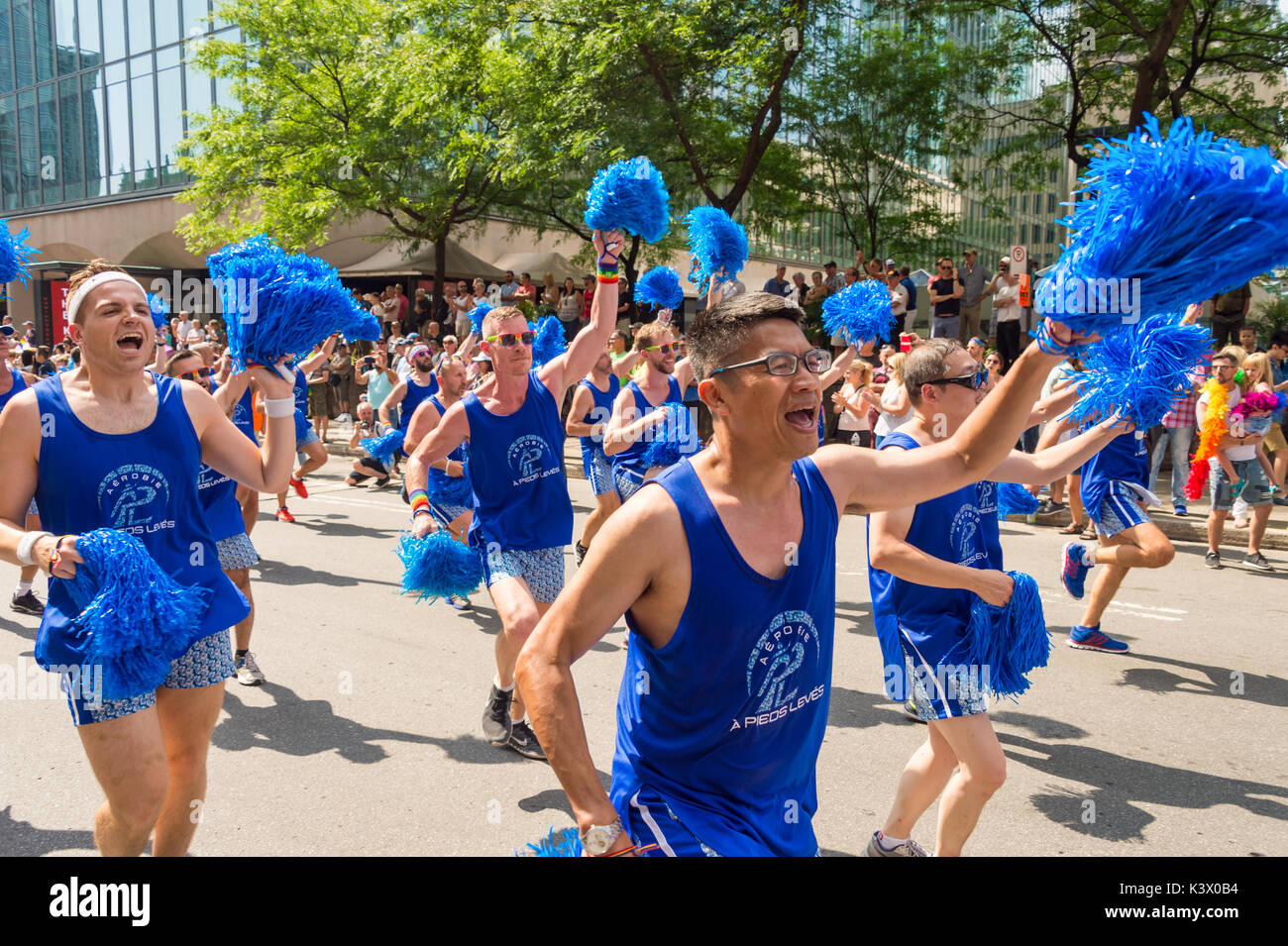 Montreal, Kanada - 20 August 2017: Gay cheeldeader Tänzer in Montreal Gay Pride Parade. Stockfoto