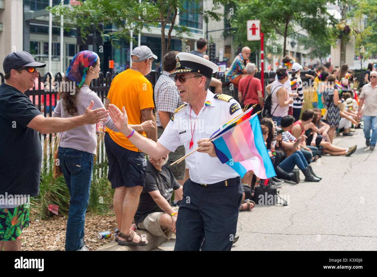 Montreal, Kanada - 20 August 2017: ein Mitglied der kanadischen Küstenwache beteiligt sich an der Gay Pride Parade in Montreal Stockfoto