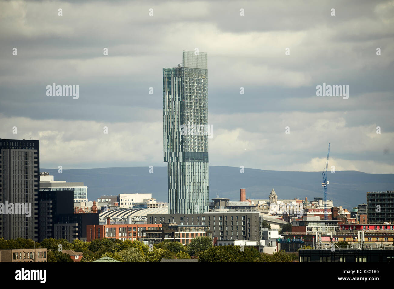 Manchester City Centre skyline dominiert von Beetham Tower Hilton Hotel und luxuriöse Apartments und den Pennine Hills hinter Stockfoto