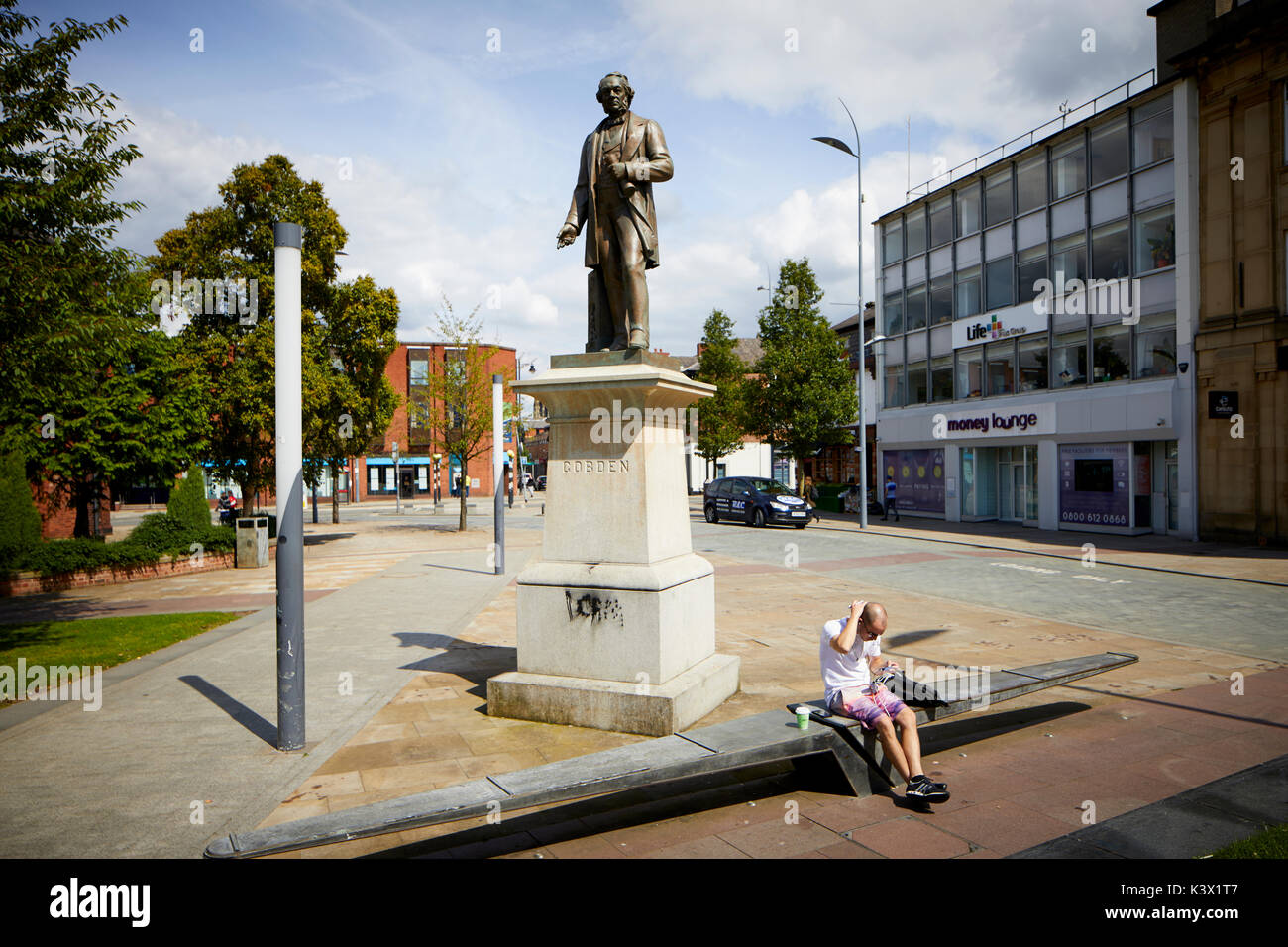 Wahrzeichen Stockport Stadtzentrum Cheshire in gtr Manchester. Handel Pionier Richard Cobden Statue in seinem neuen Zuhause auf dem Petersplatz Stockfoto